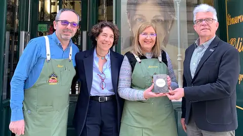 El establecimiento de La Vila "Especialitats Lloret" se convierte en el primer comercio con distintivo VIP Vinos Alicante DO El establecimiento de La Vila "Especialitats Lloret" se convierte en el primer comercio con distintivo VIP Vinos Alicante DO