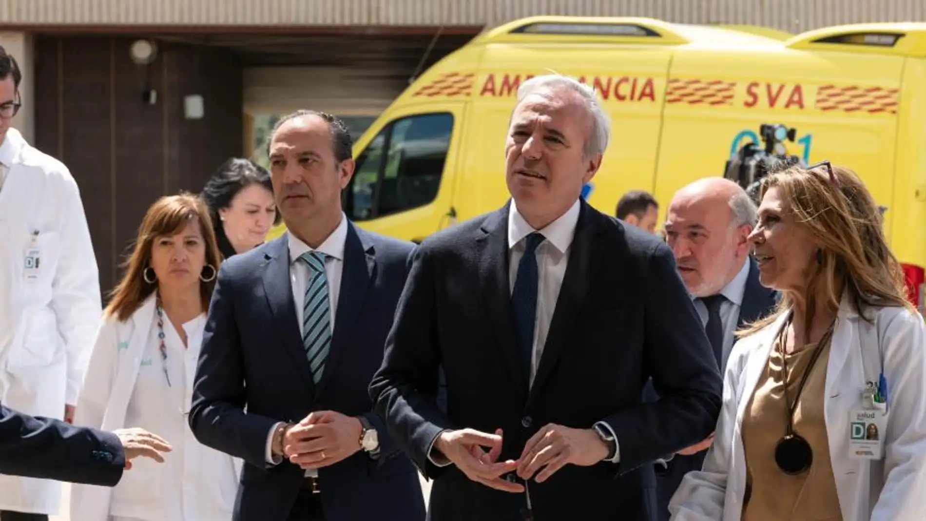 El presidente del Gobierno de Aragón, Jorge Azcón, durante su visita al hospital Ernest Lluch de Calatayud