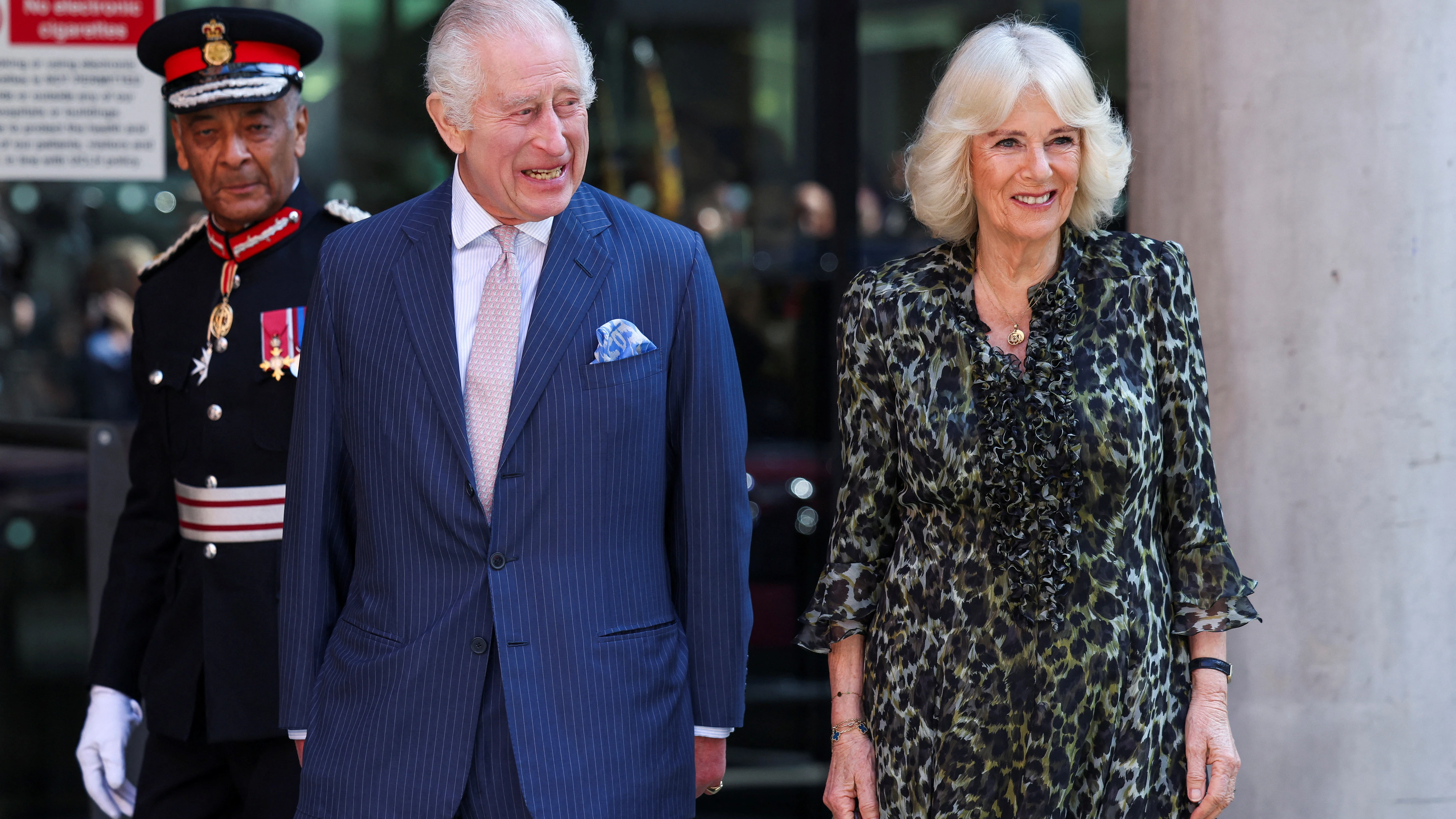 El rey Carlos III y la reina Camila en su visita a un centro oncol&oacute;gico