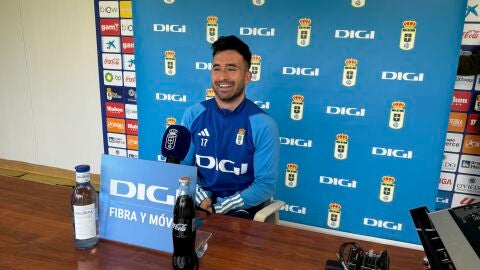 30-4-2024 Sebas Moyano, jugador del Real Oviedo, recibi&oacute; el premio DIGI al m&aacute;s veloz de abril