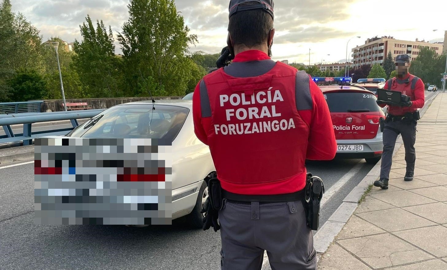 Se da a la fuga en Pamplona un conductor sin seguro ni ITV, con un cuchillo, positivo en alcohol y con un menor a bordo Se da a la fuga en Pamplona un conductor sin seguro ni ITV, con un cuchillo, positivo en alcohol y con un menor a bordo