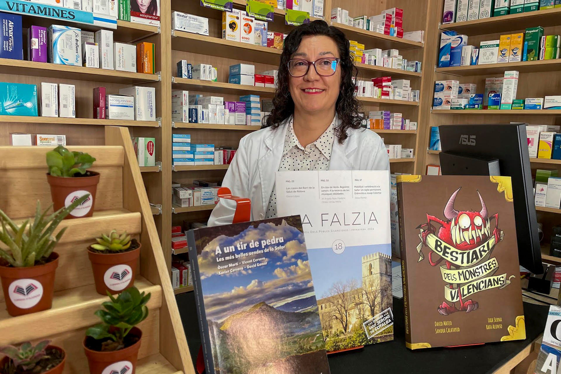 ‘Medicina para el cuerpo y el alma’: La farmacia-librería de un pueblo de Valencia ‘Medicina para el cuerpo y el alma’: La farmacia-librería de un pueblo de Valencia