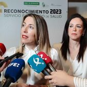 La presidenta de la Junta de Extremadura, María Guardiola, en declaraciones a los medios en Mérida junto a la consejera de Salud, Sara García Espada - 