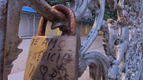 El Concello de Santiago retirará los candados amarrados a los históricos bancos de la Alameda El Concello de Santiago retirará los candados amarrados a los históricos bancos de la Alameda