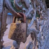 El Concello de Santiago retirará los candados amarrados a los históricos bancos de la Alameda 