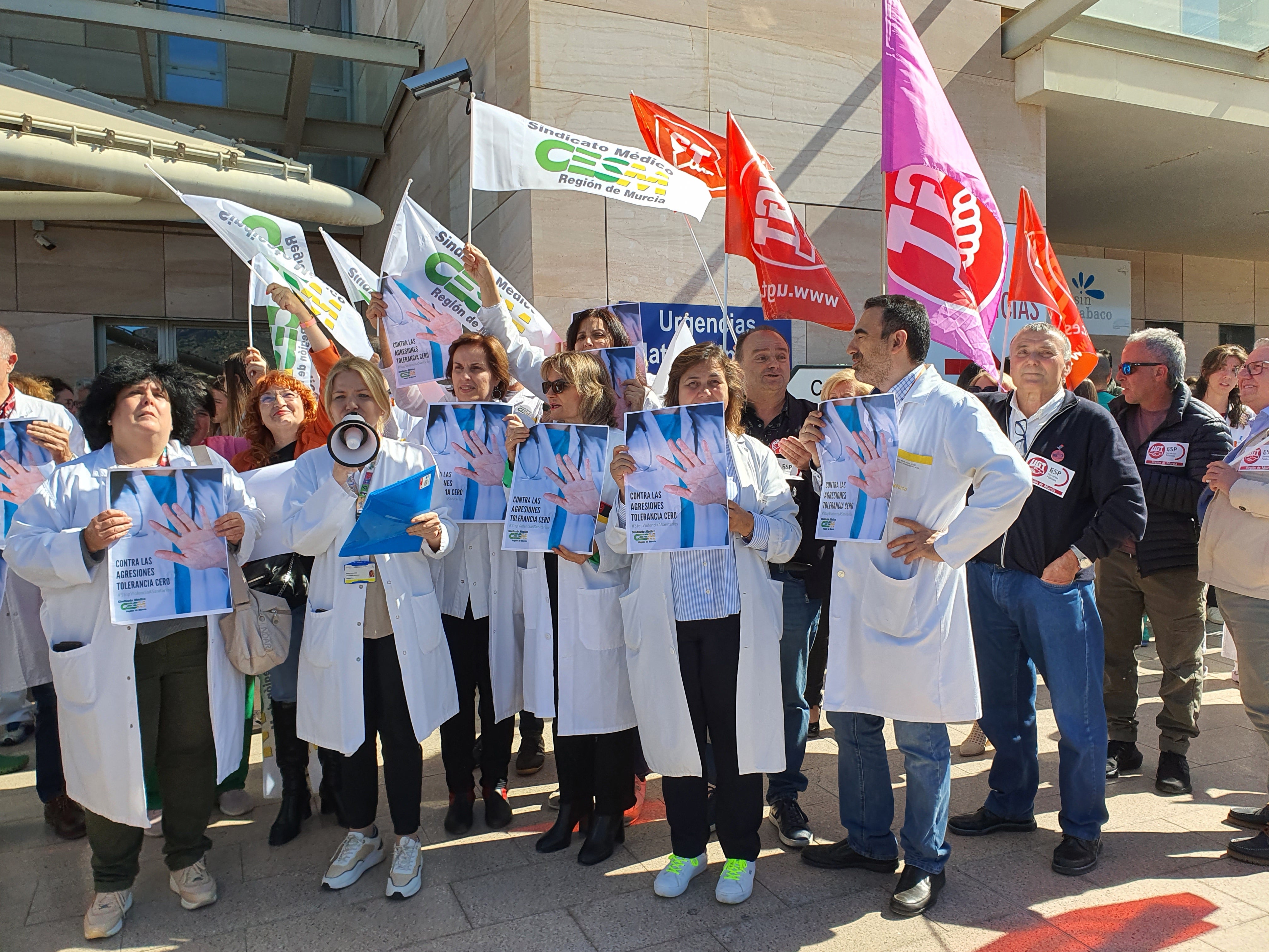 200 profesionales del hospital Santa Lucía se manifiestan para pedir mayor seguridad y control tras la agresión física a un médico 200 profesionales del hospital Santa Lucía se manifiestan para pedir mayor seguridad y control tras la agresión física a un médico