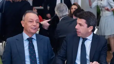 Archivo - El presidente de la Confederación Empresarial de la Comunitat Valenciana (CEV), Salvador Navarro (i) y el presidente de la Comunidad Valenciana, Carlos Mazón (d), durante un desayuno informativo - Archivo - El presidente de la Confederación Empresarial de la Comunitat Valenciana (CEV), Salvador Navarro (i) y el presidente de la Comunidad Valenciana, Carlos Mazón (d), durante un desayuno informativo -