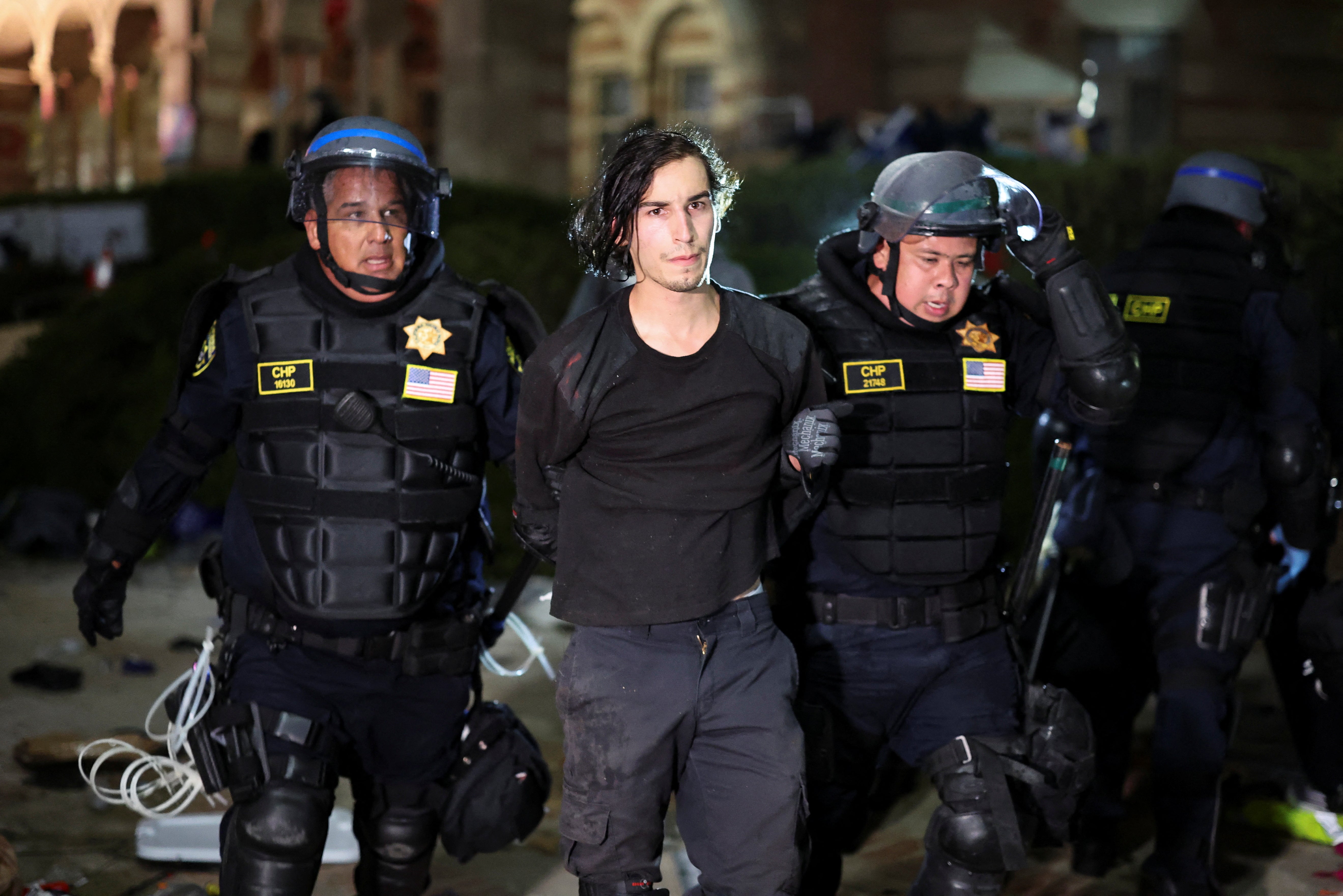 Decenas de detenidos en Universidad de California tras irrumpir la policía en el campamento propalestino Decenas de detenidos en Universidad de California tras irrumpir la policía en el campamento propalestino