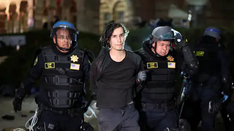 Uno de los universitarios arrestados por la Policía en la Universidad de California Uno de los universitarios arrestados por la Policía en la Universidad de California/ REUTERS/Mike Blake