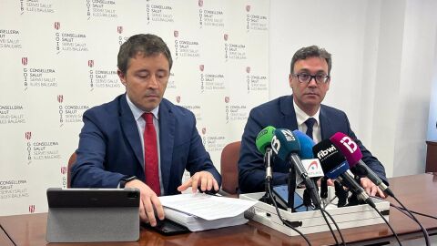 El director de Ib-Salut, Javier Ure&ntilde;a, a la izquierda, junto al portavoz del Govern balear, Antoni Costa, a la derecha