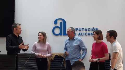 Joan Baldoví con sus compañeros de Compromís en la provincia de Alicante 