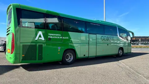 Autobús de COMES en una parada de autobuses Autobús de COMES en una parada de autobuses