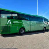 Autobús de COMES en una parada de autobuses Autobús de COMES en una parada de autobuses