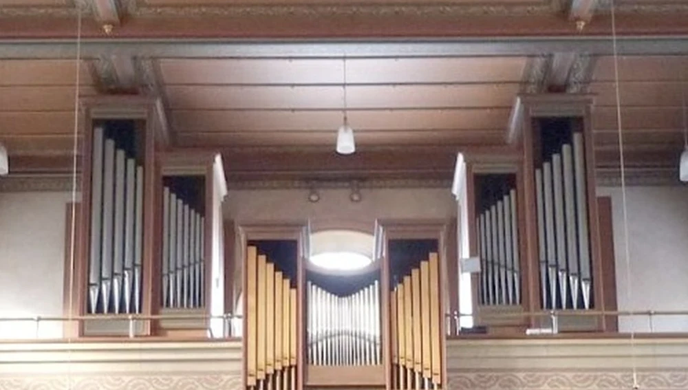Nuevo órgano de la iglesia del Santo Cristo, en su ubicación anterior, la iglesia de Santa Isabel de Kareth, en Lappersdorf (Baviera)