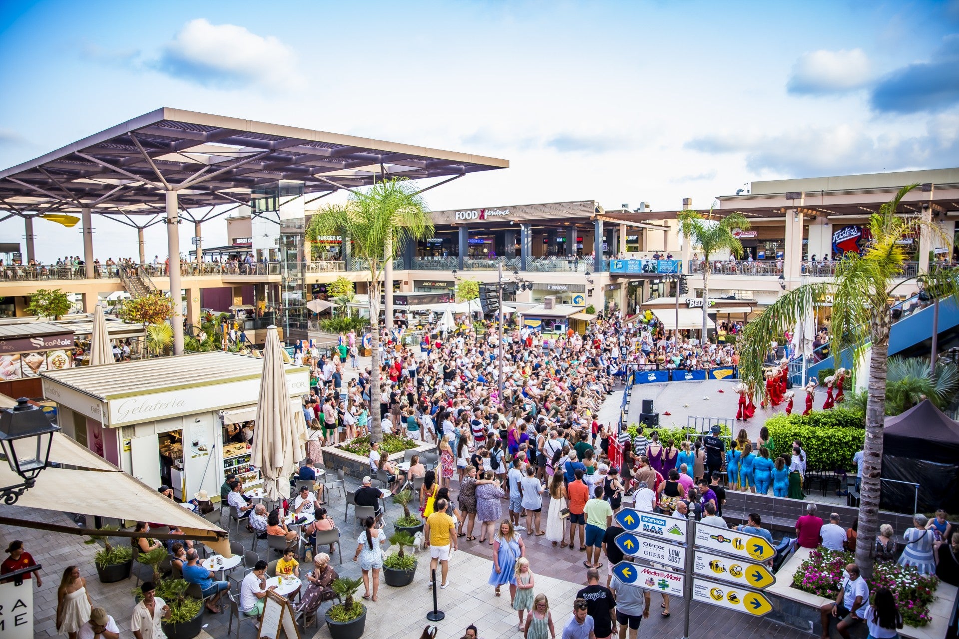 El Centro Comercial Zenia Boulevard promueve la inclusión de personas con diversidad funcional con su 'Pasarela a la Igualdad' El Centro Comercial Zenia Boulevard promueve la inclusión de personas con diversidad funcional con su 'Pasarela a la Igualdad'