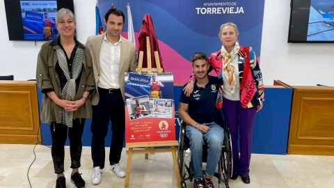 El remero torrevejense Javier Garc&iacute;a ha sido recibido por el alcalde, Eduardo Dol&oacute;n, la concejala de Deportes, Diana Box, y la gerente adjunta de AGAMED, Gemma Cruz