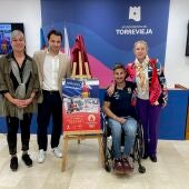El remero torrevejense Javier García ha sido recibido por el alcalde, Eduardo Dolón, la concejala de Deportes, Diana Box, y la gerente adjunta de AGAMED, Gemma Cruz