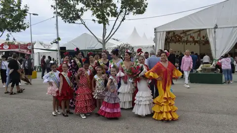 Pilar de la Horadada celebra su Feria de Sevillanas hasta el domingo 5 de mayo con todo el ambiente rociero Pilar de la Horadada celebra su Feria de Sevillanas hasta el domingo 5 de mayo con todo el ambiente rociero