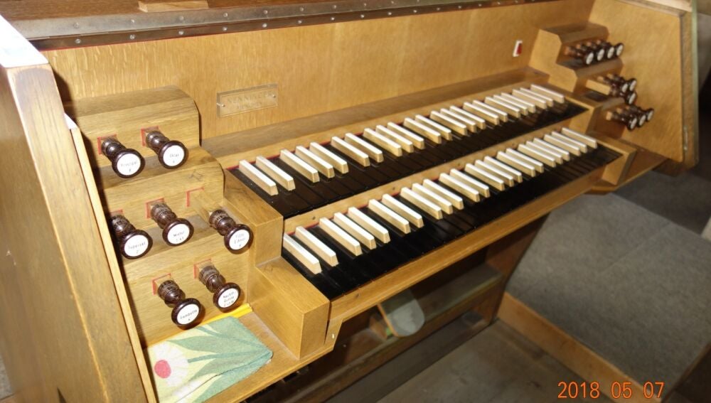 Nuevo órgano de la Parroquia del Santo Cristo en su anterior ubicación, la iglesia de Santa Isabel de Kareth, en Lappersdorf (Baviera)