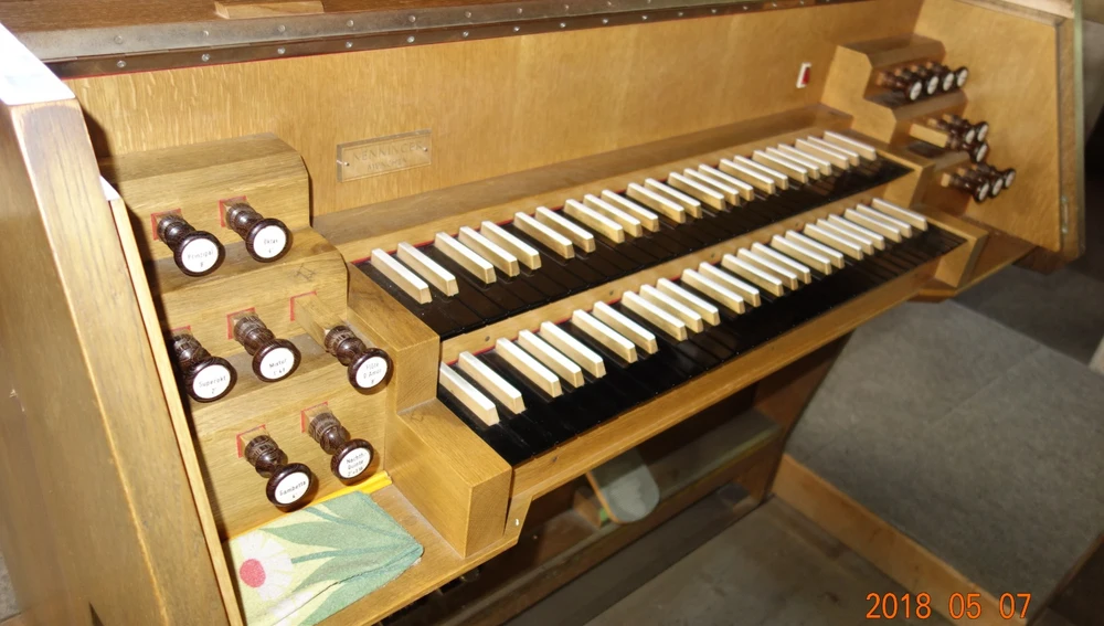 Nuevo órgano de la Parroquia del Santo Cristo en su anterior ubicación, la iglesia de Santa Isabel de Kareth, en Lappersdorf (Baviera) Nuevo órgano de la Parroquia del Santo Cristo en su anterior ubicación, la iglesia de Santa Isabel de Kareth, en Lappersdorf (Baviera)