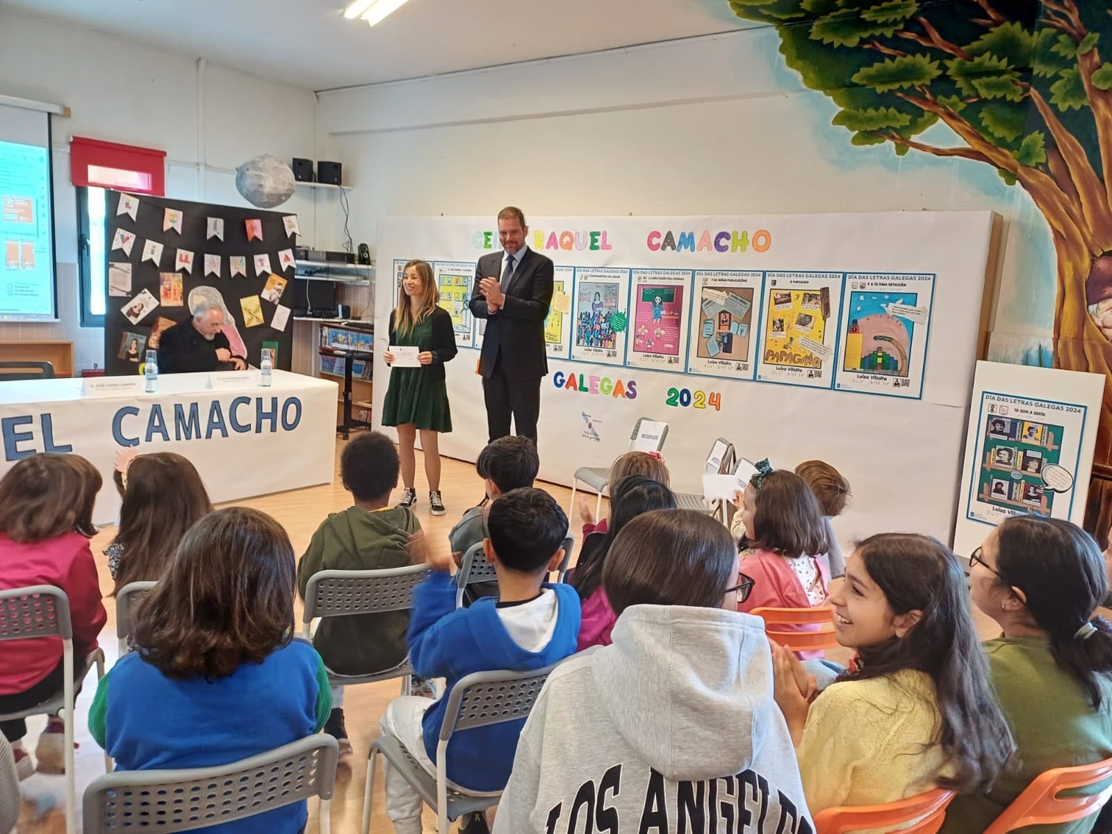 Premio de 2.000 euros para el CEIP Raquel Camacho por la muestra "Tatuada na pétrea pel do mar" dedicada a Luisa Villalta Premio de 2.000 euros para el CEIP Raquel Camacho por la muestra "Tatuada na pétrea pel do mar" dedicada a Luisa Villalta