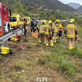 Una unidad de Bomberos atiende un accidente en una carretera catalana