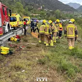 Una unidad de Bomberos atiende un accidente en una carretera catalana Una unidad de Bomberos atiende un accidente en una carretera catalana