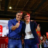  Pedro Sánchez, y el candidato del Partido Socialista Catalán, Salvador Illa en un acto de campaña del PSC