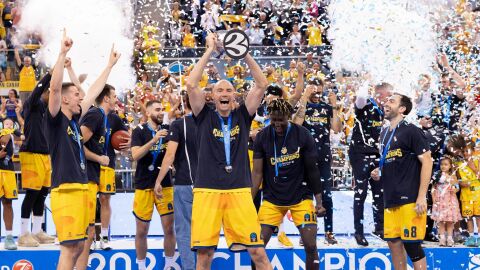 El Dreamland Gran Canaria levanta la copa de campeones de Eurocup 2023