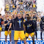 El Dreamland Gran Canaria levanta la copa de campeones de Eurocup 2023