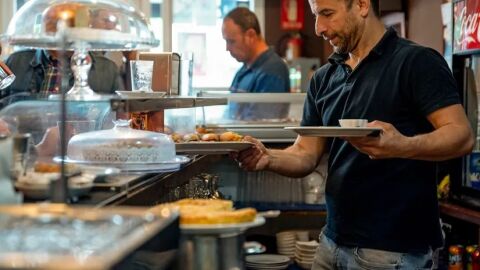 Trabajador en una cafeter&iacute;a 