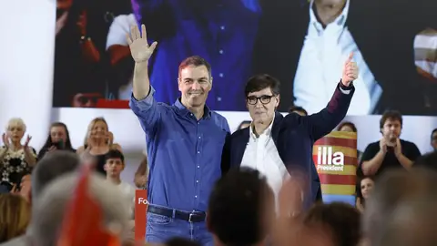 Pedro Sánchez y Salvador Illa en un acto electoral de campaña del PSC Pedro Sánchez y Salvador Illa en un acto electoral de campaña del PSC