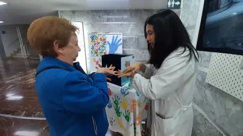 Sanitaria enseñando la técnica correcta del lavado de manos Sanitaria enseñando la técnica correcta del lavado de manos