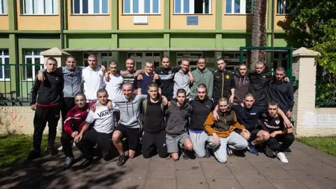 Los 40 jóvenes rapados por su amigo con cáncer: "Haremos cualquier cosa para seguir animando a nuestro amigo" Los 40 jóvenes rapados por su amigo con cáncer: "Haremos cualquier cosa para seguir animando a nuestro amigo"