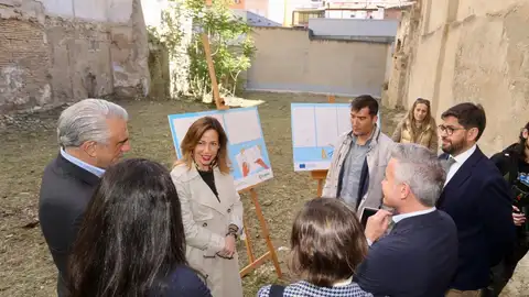 Chueca durante la visita al solar de Pignatelli 88. Chueca durante la visita al solar de Pignatelli 88.