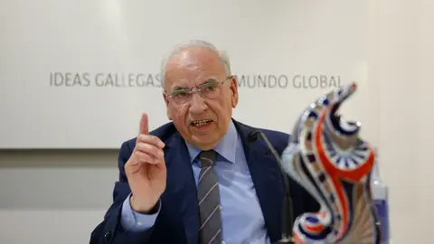 Alfonso Guerra carga duramente contra Sánchez: "Yo decido y el pueblo escucha y aplaude" Alfonso Guerra carga duramente contra Sánchez: "Yo decido y el pueblo escucha y aplaude"