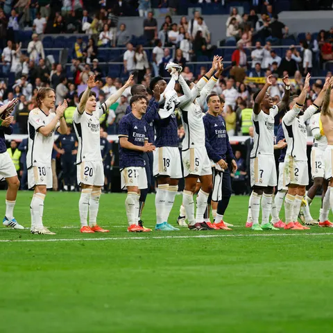 Los jugadores del Real Madrid saludan al finalizar el partido de la jornada 34 de la Liga que disputan Real Madrid y Cádiz en el estadio Santiago Bernabéu