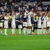 Los jugadores del Real Madrid saludan al finalizar el partido de la jornada 34 de la Liga que disputan Real Madrid y Cádiz en el estadio Santiago Bernabéu