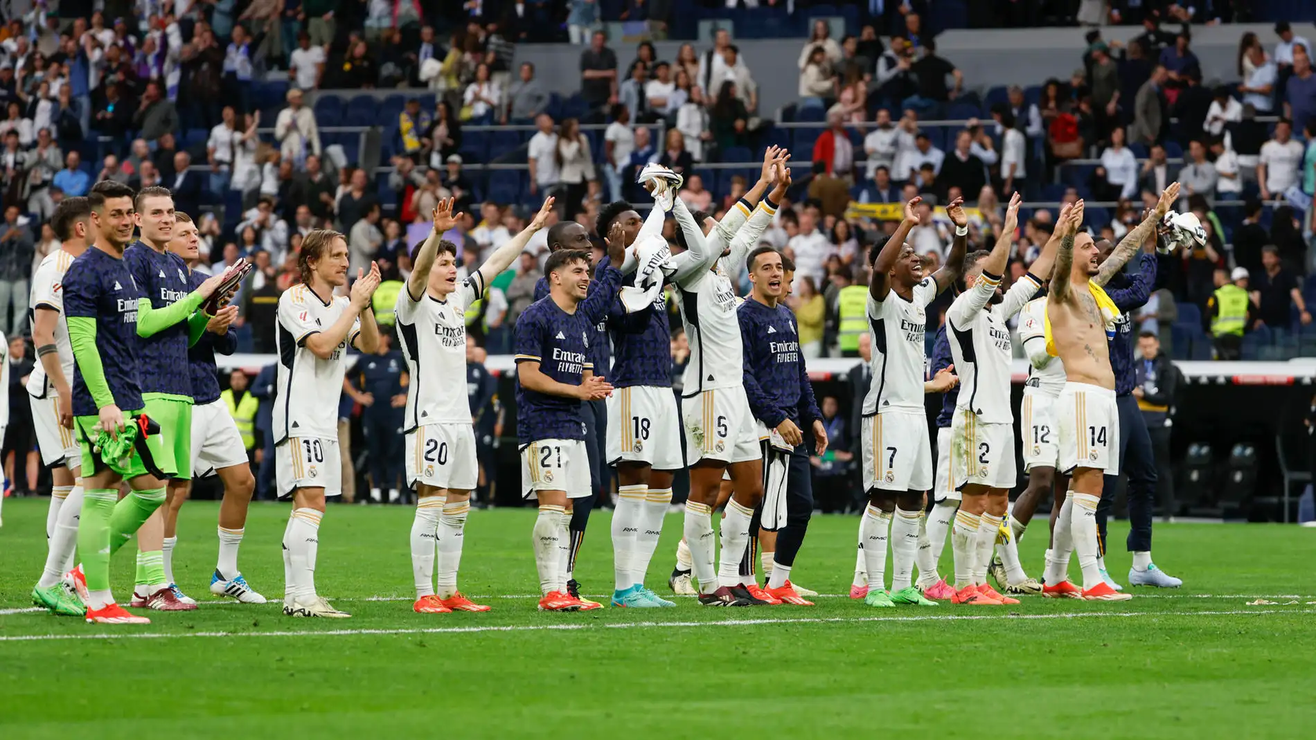Los jugadores del Real Madrid saludan al finalizar el partido de la jornada 34 de la Liga que disputan Real Madrid y Cádiz en el estadio Santiago Bernabéu Los jugadores del Real Madrid saludan al finalizar el partido de la jornada 34 de la Liga que disputan Real Madrid y Cádiz en el estadio Santiago Bernabéu