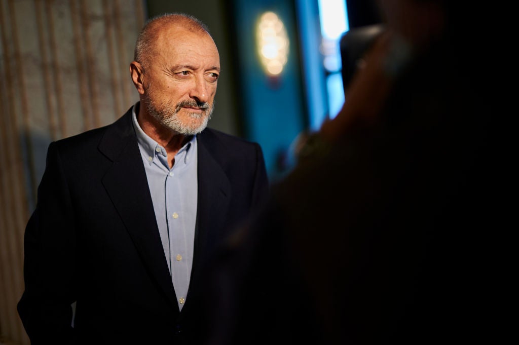 El demoledor artículo de Pérez-Reverte contra los que defienden la huida de Pedro Sánchez: "Cobardía progre" El demoledor artículo de Pérez-Reverte contra los que defienden la huida de Pedro Sánchez: "Cobardía progre"