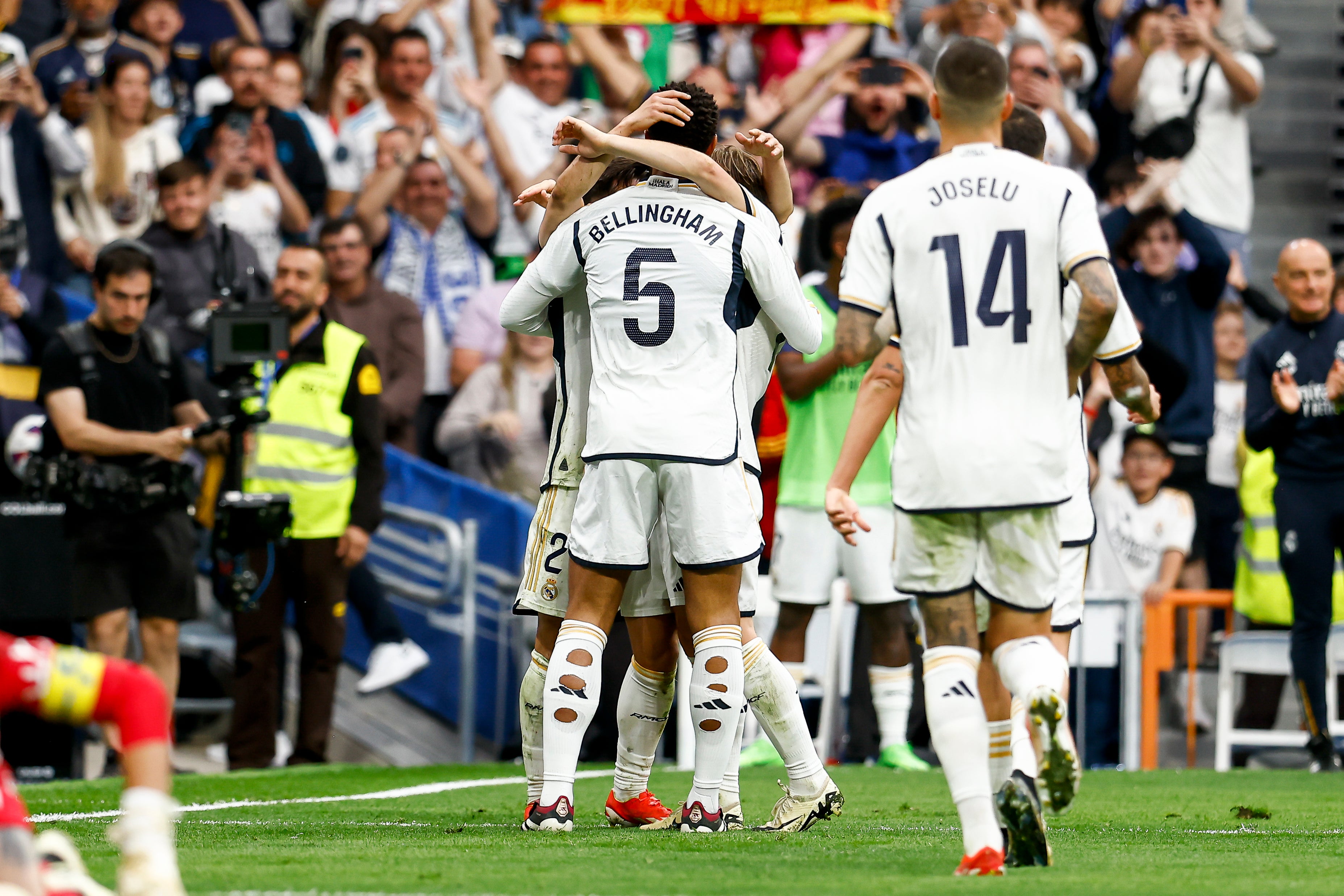 El Real Madrid se proclama campeón de Liga tras la derrota del Barça El Real Madrid se proclama campeón de Liga tras la derrota del Barça