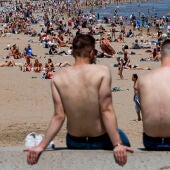 Cientos de personas disfrutan de las altas temperaturas en la playa de la Malvarrosa de Valencia, este viernes. 