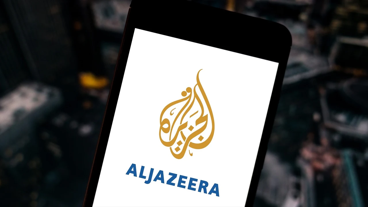 Logo de la cadena de televisión qatarí Al Yazira en un teléfono móvil (archivo)