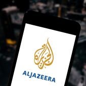 Logo de la cadena de televisión qatarí Al Yazira en un teléfono móvil (archivo)