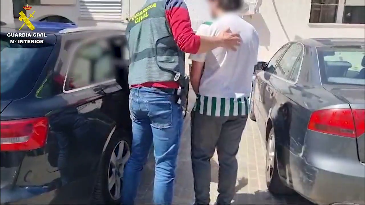 Detenido un joven de 18 años que distribuía material pedófilo en un chat con 1.800 socios Detenido un joven de 18 años que distribuía material pedófilo en un chat con 1.800 socios