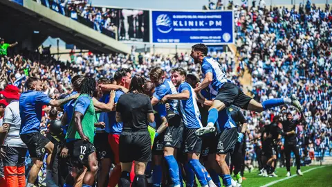 Los jugadores del Hércules celebran el ascenso Alicante enloquece otra vez con el Hércules