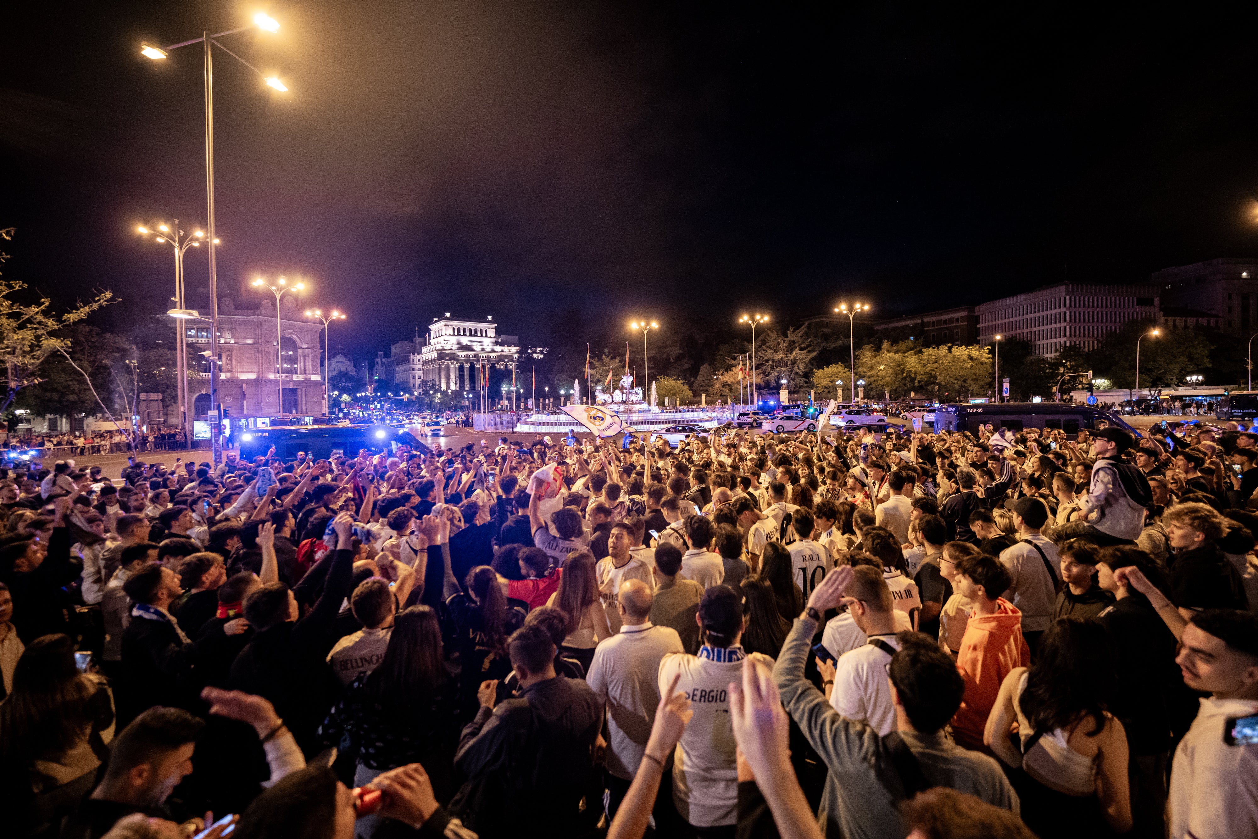 Celebraciones espontáneas de aficionados en Cibeles tras la 36ª Liga conseguida por el Real Madrid Celebraciones espontáneas de aficionados en Cibeles tras la 36ª Liga conseguida por el Real Madrid