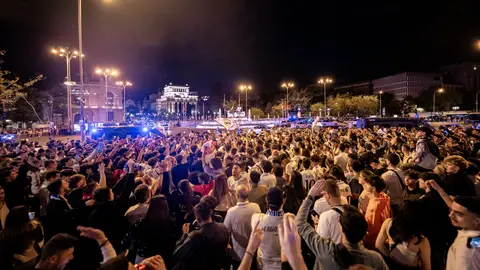 Cientos de personas celebran que el Real Madrid ha ganado la Liga 2023-2024, en la Plaza de Cibeles Cientos de personas celebran que el Real Madrid ha ganado la Liga 2023-2024, en la Plaza de Cibeles