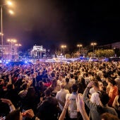 Cientos de personas celebran que el Real Madrid ha ganado la Liga 2023-2024, en la Plaza de Cibeles