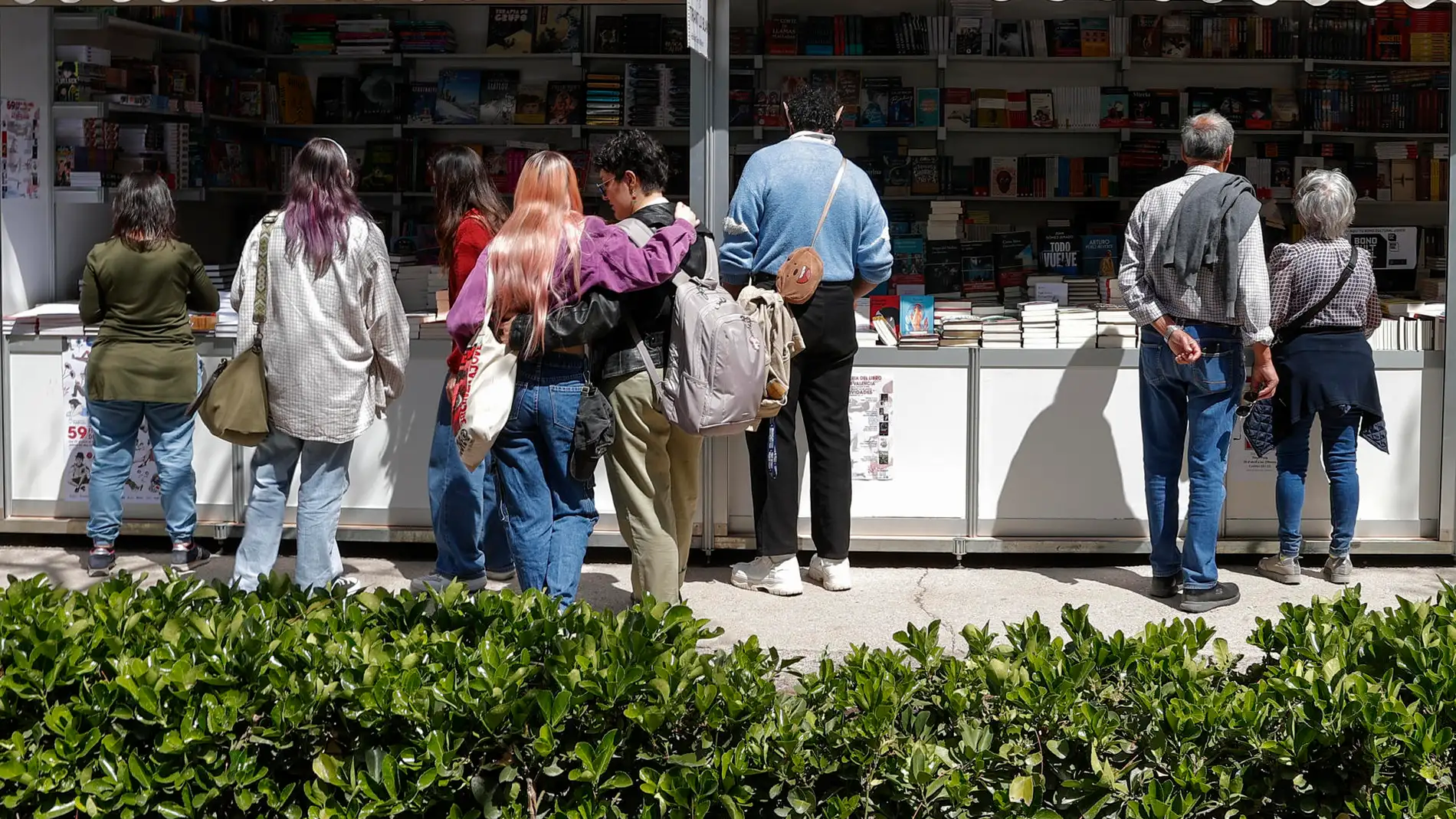 Varias personas recorren la 59ª Feria del Libro de València